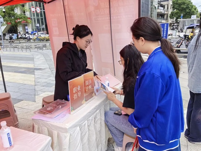 搭建家門口就業(yè)橋梁!瑞方人力助力高校畢業(yè)生人崗高效匹配 第3張 搭建家門口就業(yè)橋梁!瑞方人力助力高校畢業(yè)生人崗高效匹配 第3張